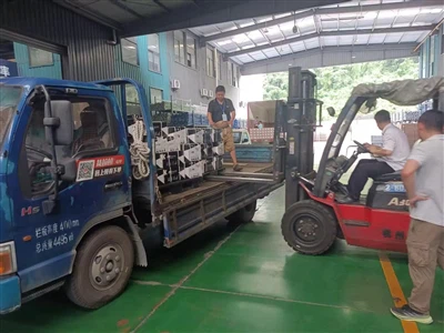 Musim panas ini, di lokakarya pabrik di mana keringat dan tanggung jawab hidu...